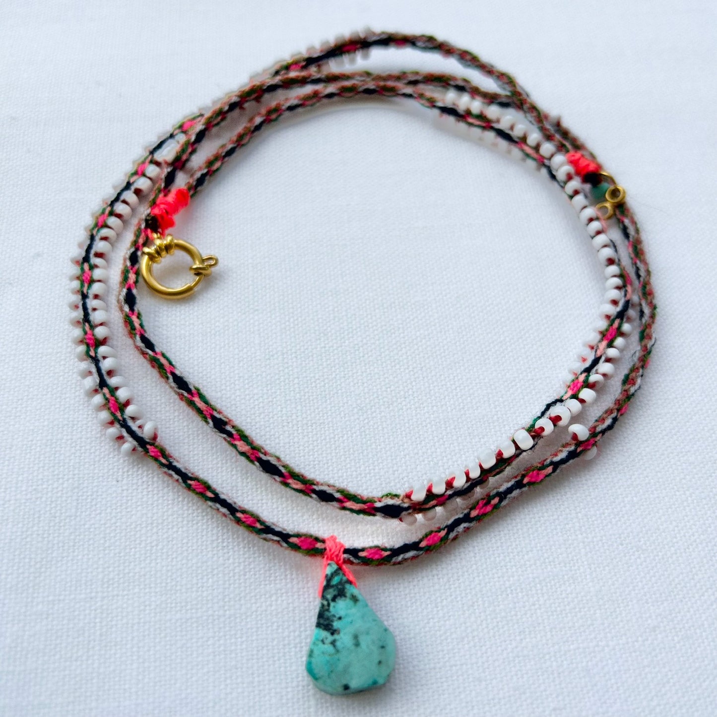 Collier ethnique rose porte plage vacances turquoise