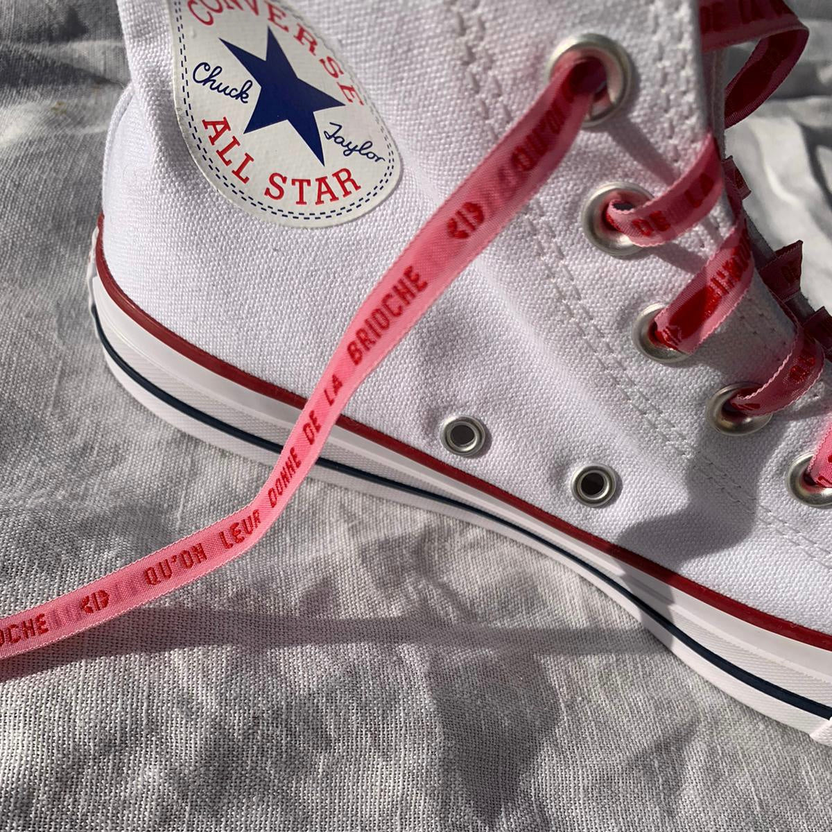 PAIRE DE LACETS : QU'ON LEUR DONNE DE LA BRIOCHE