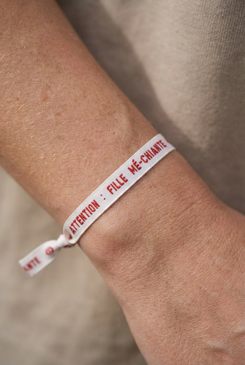 ATTENTION : FILLE MÉ-CHIANTE