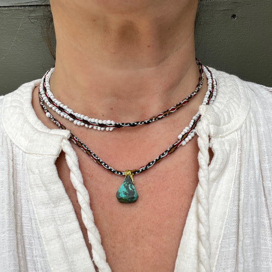 Collier ethnique bordeaux plage vacances