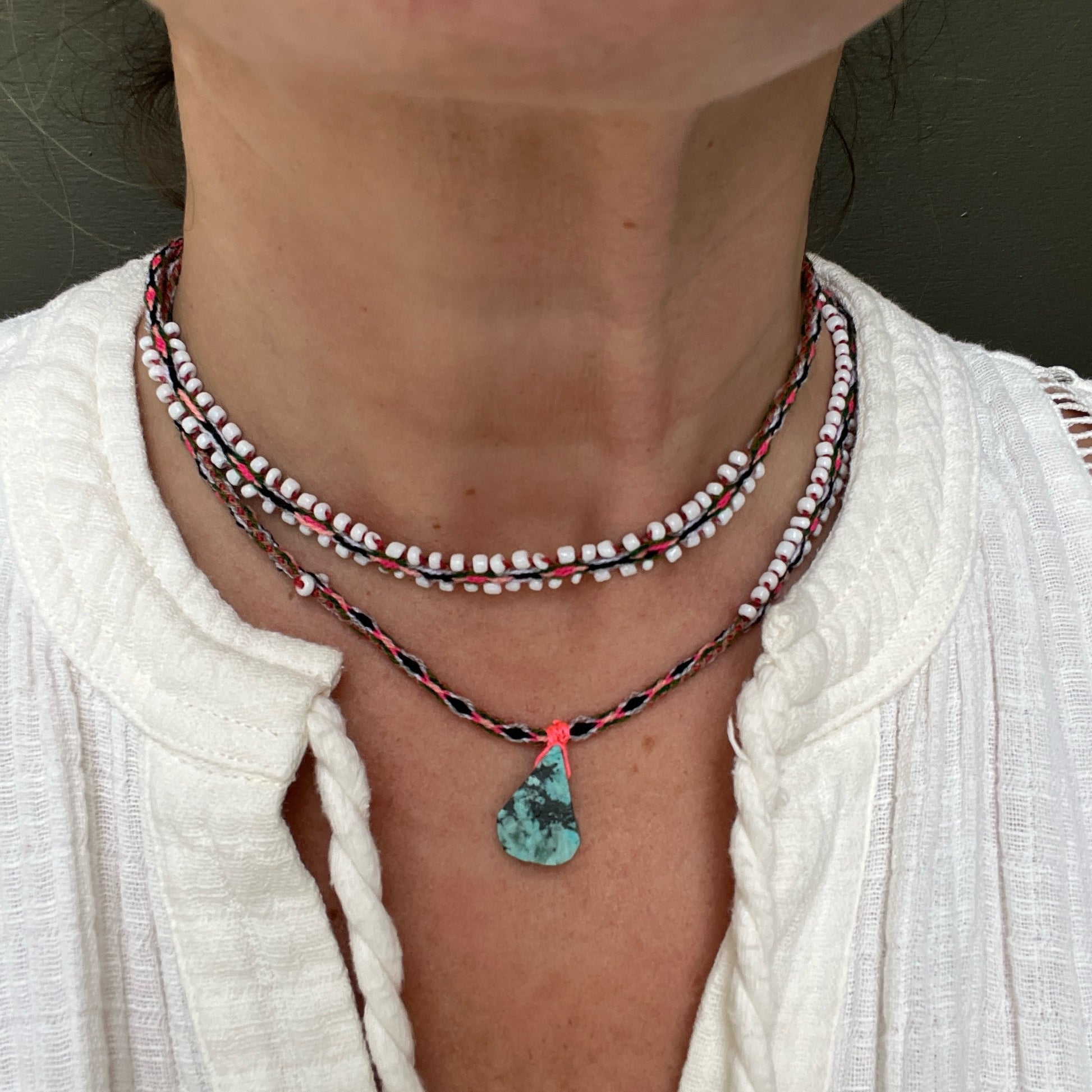 Collier ethnique rose porte plage vacances
