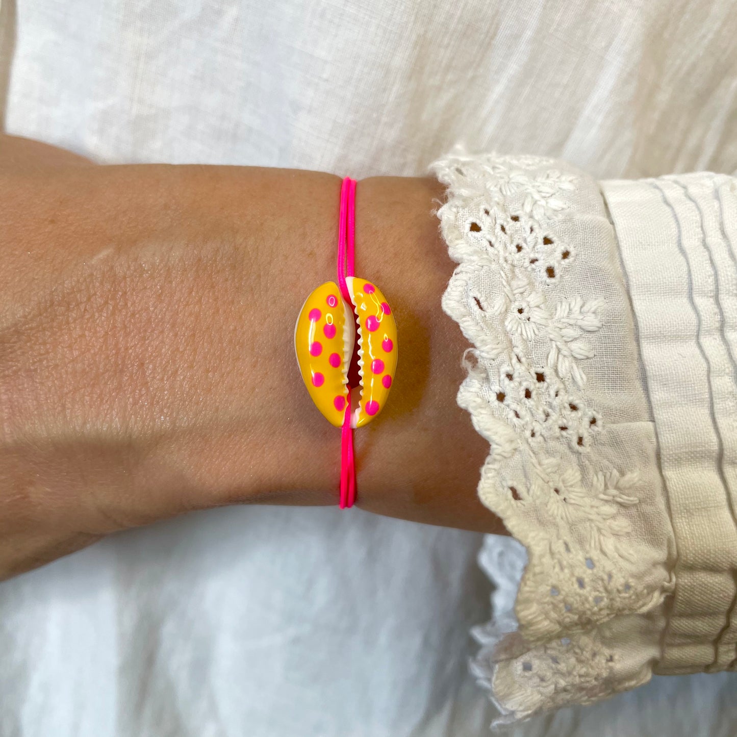 Bracelet coquillage à pois jaune