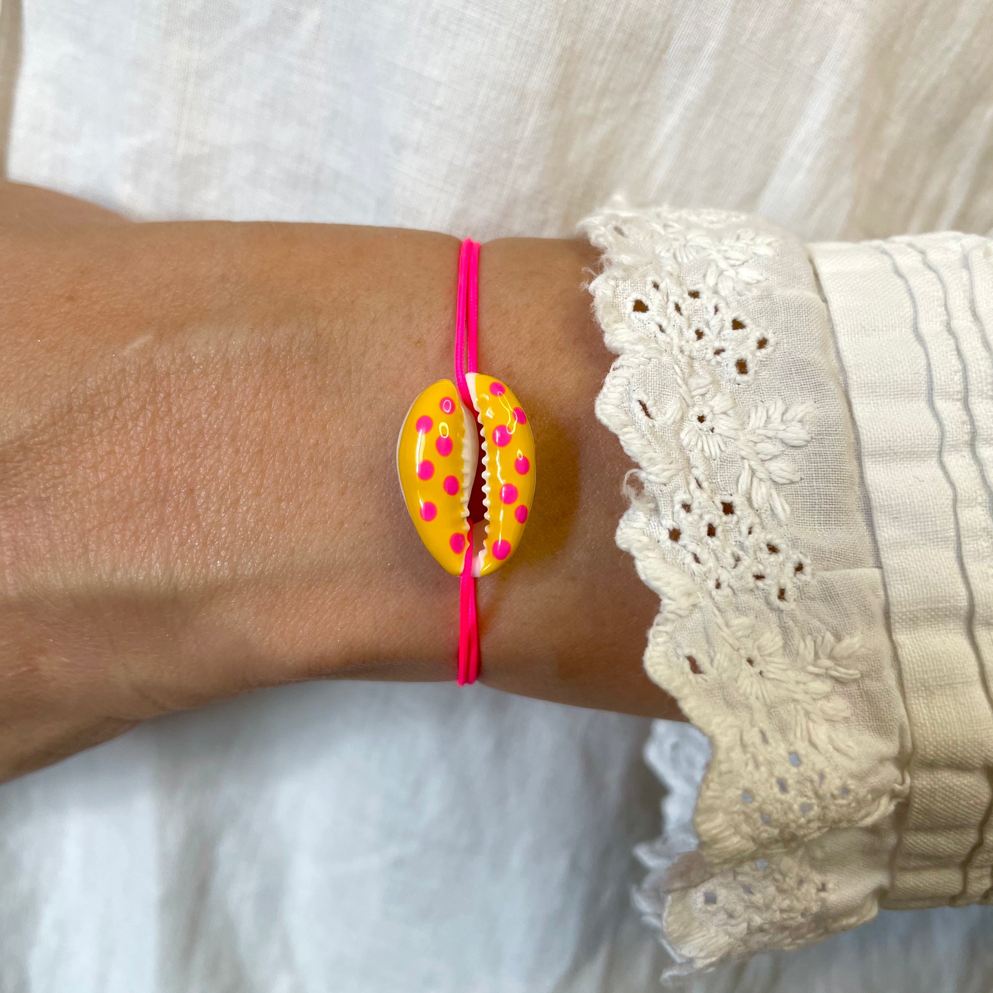 Bracelet coquillage à pois jaune