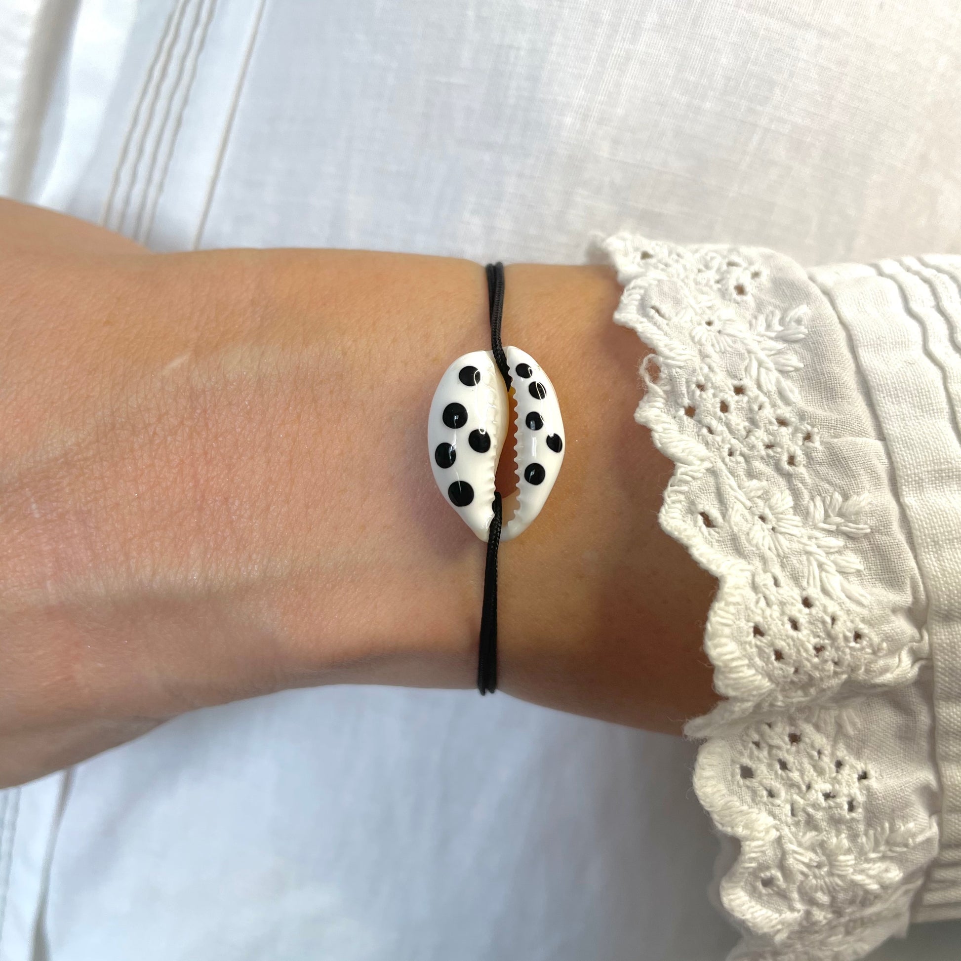 Bracelet coquillage à pois noir