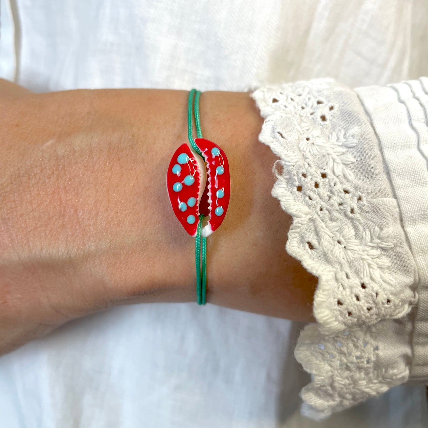 Bracelet coquillage à pois rouge